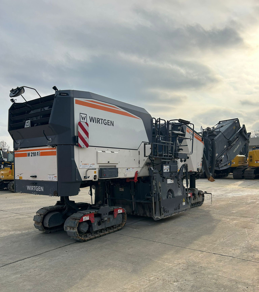 Wirtgen W 210 FI - العامل بالقار: صور 5 Wirtgen W 210 FI - العامل بالقار: صور 5