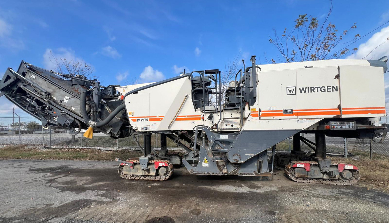 Wirtgen W 210 i - ماكينات لصقل الأسفلت: صور 1 Wirtgen W 210 i - ماكينات لصقل الأسفلت: صور 1