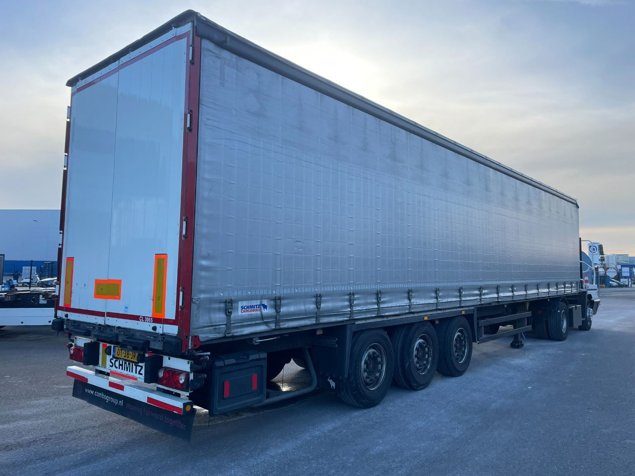 Schmitz Cargobull SCB-S3T EN 12642-XL Allu borden - disc brakes 2 x toolbox / tu - الخيمة نصف مقطورة: صور 4 Schmitz Cargobull SCB-S3T EN 12642-XL Allu borden - disc brakes 2 x toolbox / tu - الخيمة نصف مقطورة: صور 4