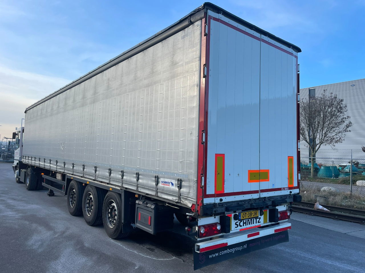 Schmitz Cargobull SCB-S3T EN 12642-XL Allu borden - disc brakes 2 x toolbox / tu - الخيمة نصف مقطورة: صور 3 Schmitz Cargobull SCB-S3T EN 12642-XL Allu borden - disc brakes 2 x toolbox / tu - الخيمة نصف مقطورة: صور 3