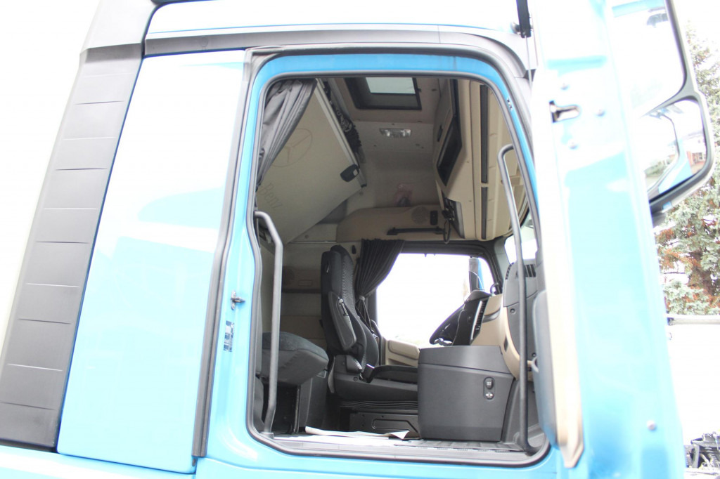 Mercedes-Benz Actros 2548 Koffer Retarder Schlafkab Kühlbox - الشاحنات الصغيرة: صور 4 Mercedes-Benz Actros 2548 Koffer Retarder Schlafkab Kühlbox - الشاحنات الصغيرة: صور 4