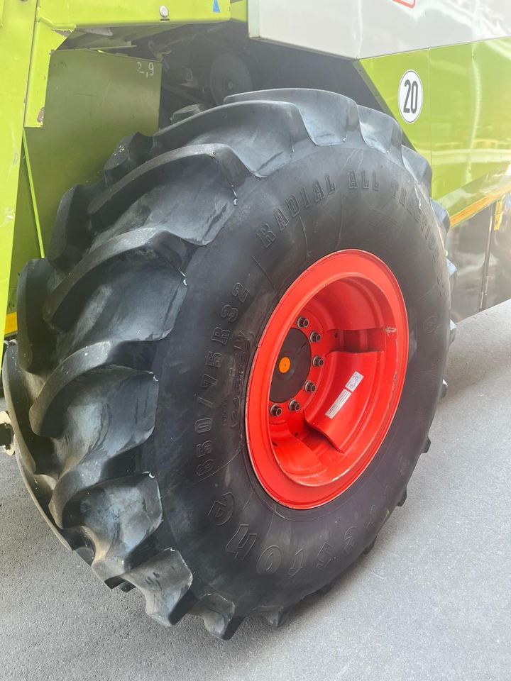 CLAAS Lexion verstärkte Felgen mit 650/75 R32 - حصادة شاملة: صور 3 CLAAS Lexion verstärkte Felgen mit 650/75 R32 - حصادة شاملة: صور 3