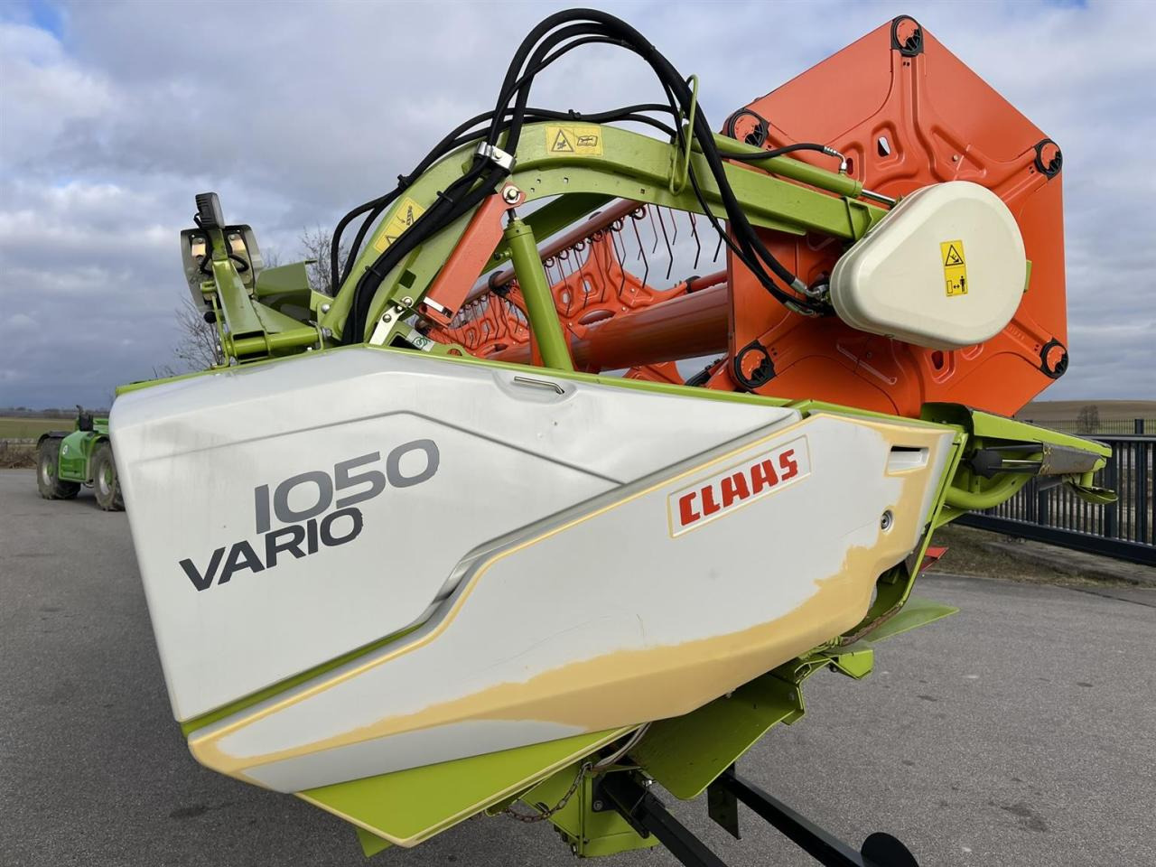 CLAAS Schneidwerk Claas Vario V1050 mit LED Laserpilot links und rechts, Transportwagen 40 km/h - حصادة شاملة - الرأس: صور 3 CLAAS Schneidwerk Claas Vario V1050 mit LED Laserpilot links und rechts, Transportwagen 40 km/h - حصادة شاملة - الرأس: صور 3