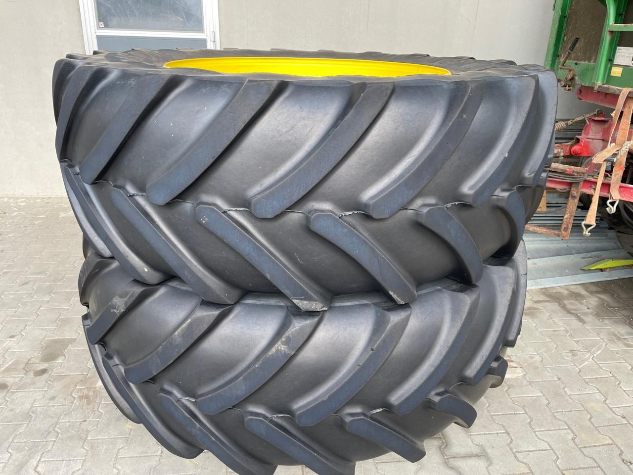 John Deere Kompletträder von 6R250, 650/65 R42 mit Bridgestone Decken aus 2019, ca. 50 % - جرار: صور 1 John Deere Kompletträder von 6R250, 650/65 R42 mit Bridgestone Decken aus 2019, ca. 50 % - جرار: صور 1