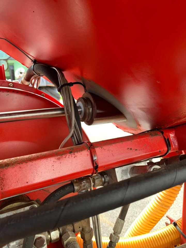 وضع البذور فى خطوط Kverneland Optima HD, mechanischer Antrieb, Reihendüngerstreuer, Visio - Säüberwachung, Baujahr 2007: صور 17 وضع البذور فى خطوط Kverneland Optima HD, mechanischer Antrieb, Reihendüngerstreuer, Visio - Säüberwachung, Baujahr 2007: صور 17