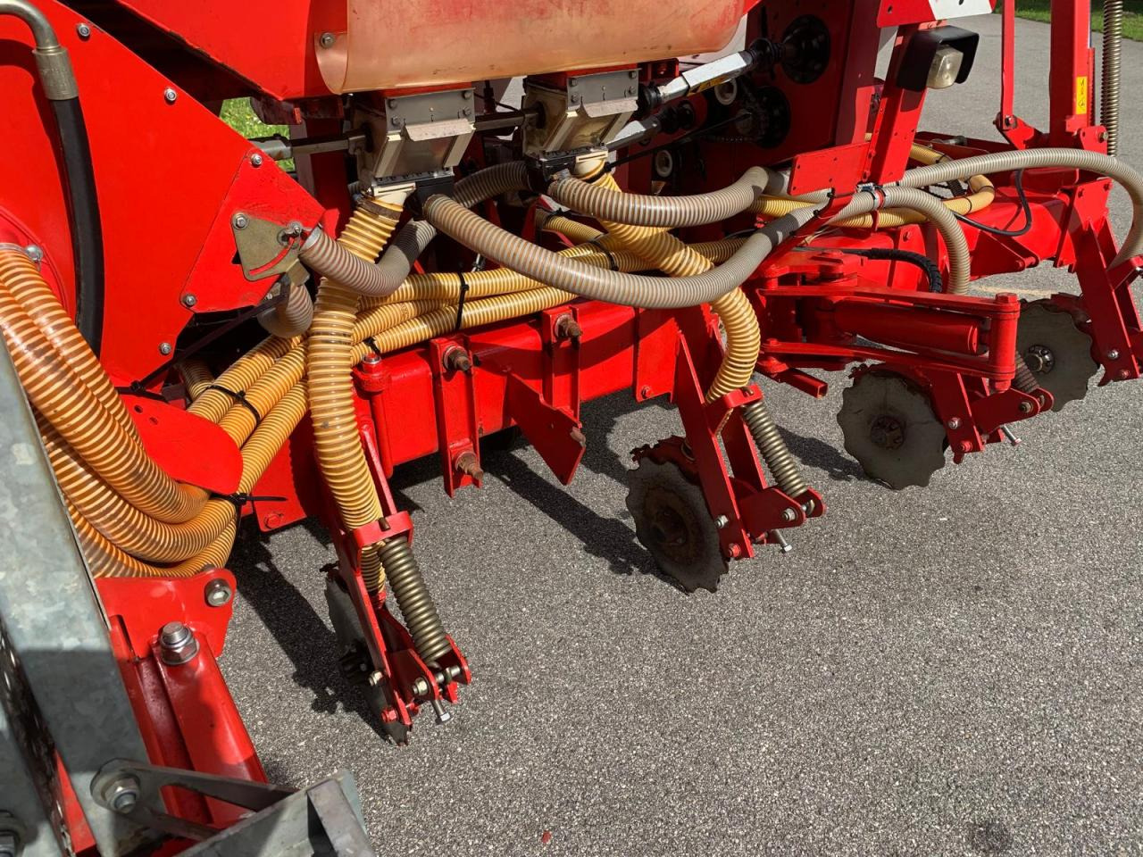 وضع البذور فى خطوط Kverneland Optima HD, mechanischer Antrieb, Reihendüngerstreuer, Visio - Säüberwachung, Baujahr 2007: صور 10 وضع البذور فى خطوط Kverneland Optima HD, mechanischer Antrieb, Reihendüngerstreuer, Visio - Säüberwachung, Baujahr 2007: صور 10