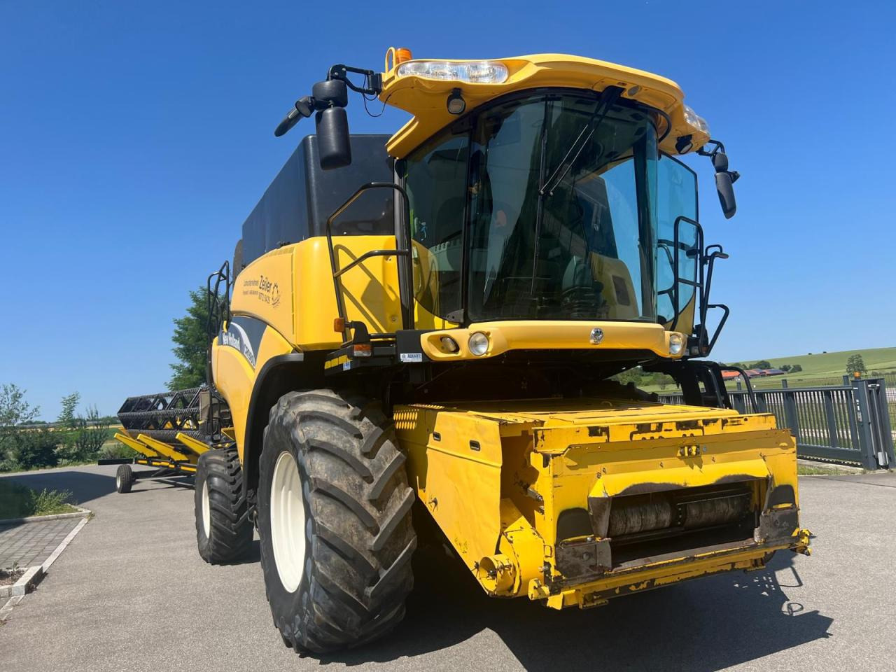 New Holland CR 980, Allrad, Maisausrüstung, Schneidwerk - حصادة شاملة: صور 3 New Holland CR 980, Allrad, Maisausrüstung, Schneidwerk - حصادة شاملة: صور 3