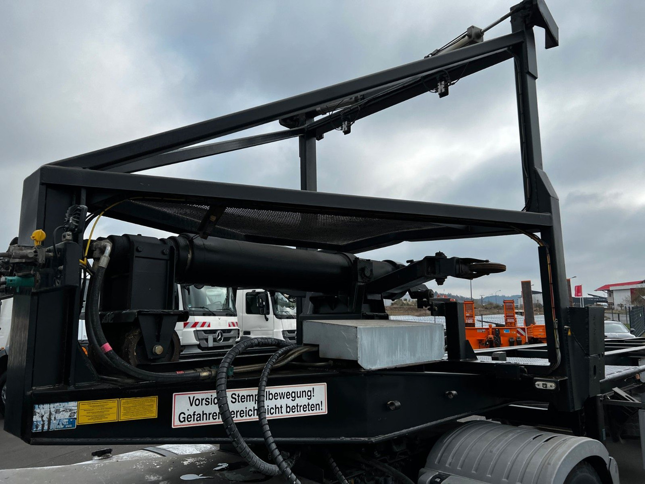 H&W 3- Achs Auflieger für Presscontainer H&W 3- Achs Auflieger für Presscontainer - شاحنات الحاويات / جسم علوي قابل للتغيير نصف مقطورة: صور 3 H&W 3- Achs Auflieger für Presscontainer H&W 3- Achs Auflieger für Presscontainer - شاحنات الحاويات / جسم علوي قابل للتغيير نصف مقطورة: صور 3