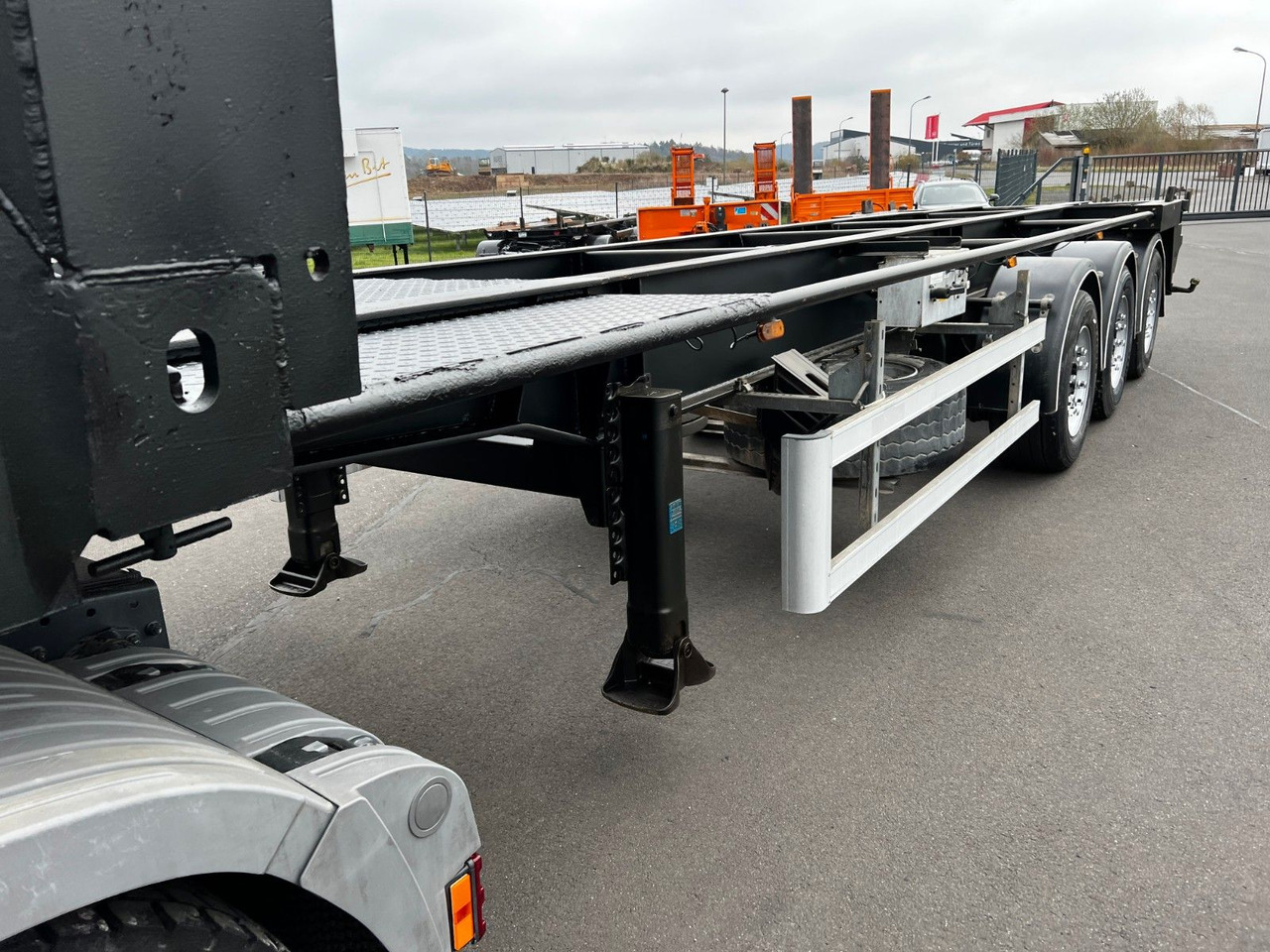 H&W 3- Achs Auflieger für Presscontainer H&W 3- Achs Auflieger für Presscontainer - شاحنات الحاويات / جسم علوي قابل للتغيير نصف مقطورة: صور 4 H&W 3- Achs Auflieger für Presscontainer H&W 3- Achs Auflieger für Presscontainer - شاحنات الحاويات / جسم علوي قابل للتغيير نصف مقطورة: صور 4