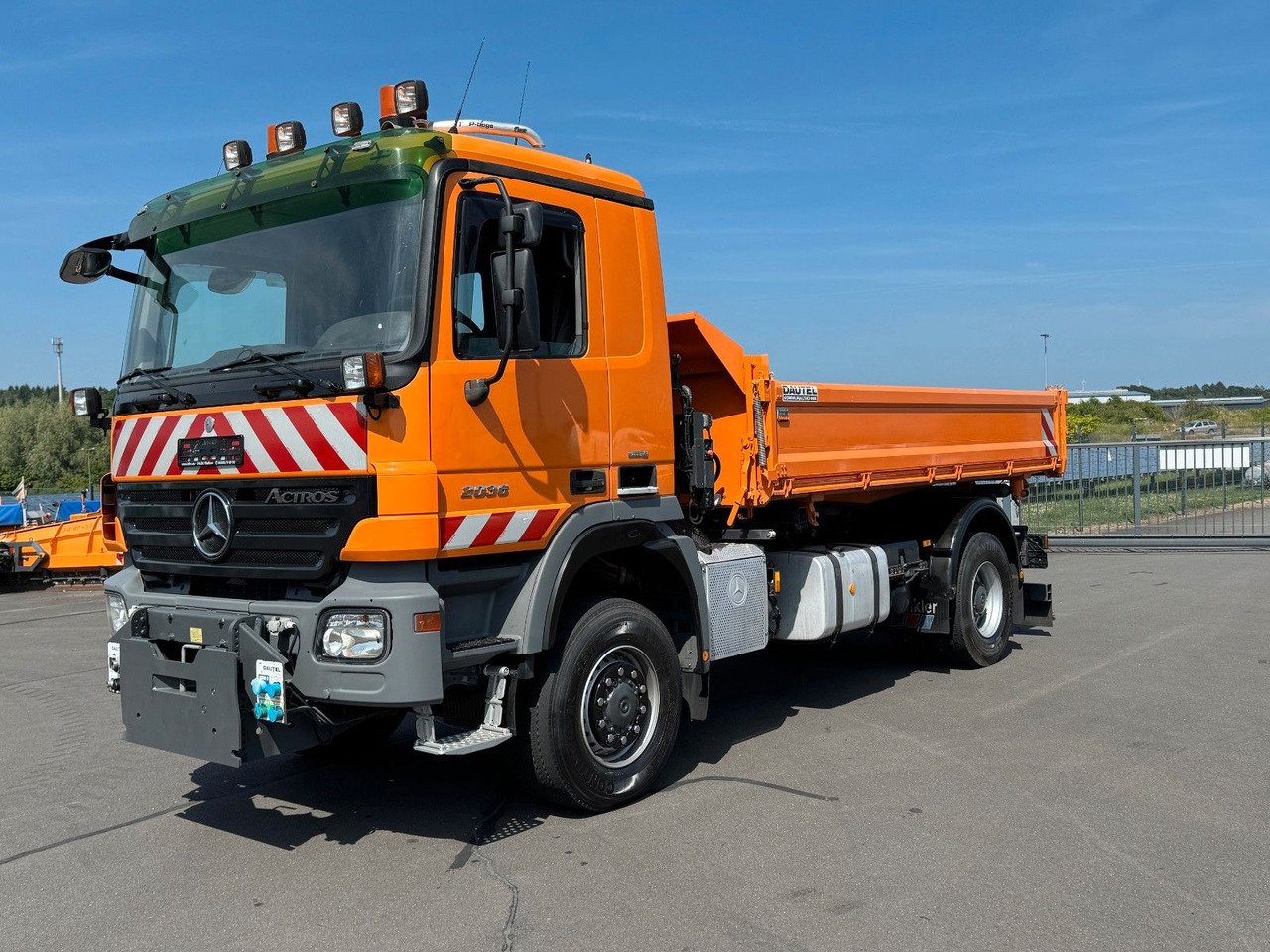 Mercedes-Benz Actros 2036 4x4 mit Dautel Wechselsystem E 5 - قلابات: صور 1 Mercedes-Benz Actros 2036 4x4 mit Dautel Wechselsystem E 5 - قلابات: صور 1
