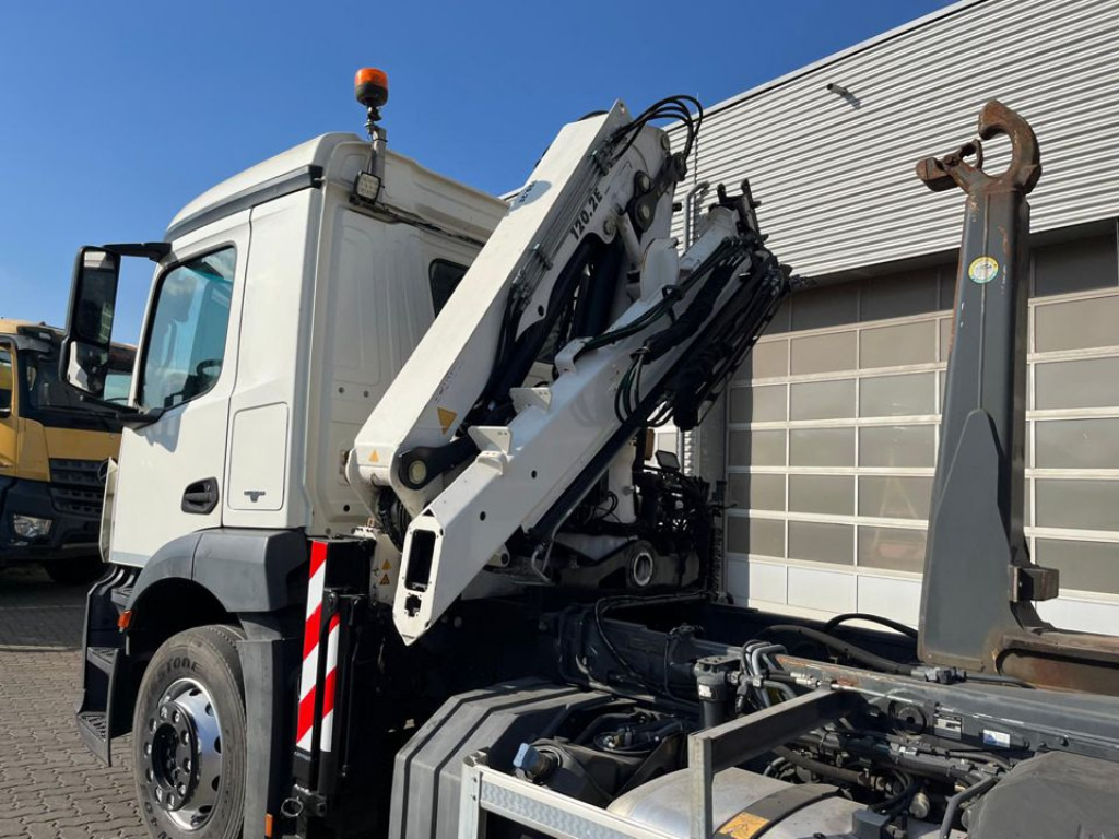MERCEDES-BENZ Antos 2543 L 6x2 Abrollkipper mit Kran Funk+Greiferst. - شاحنة ذات الخطاف, شاحنة كرين: صور 5 MERCEDES-BENZ Antos 2543 L 6x2 Abrollkipper mit Kran Funk+Greiferst. - شاحنة ذات الخطاف, شاحنة كرين: صور 5