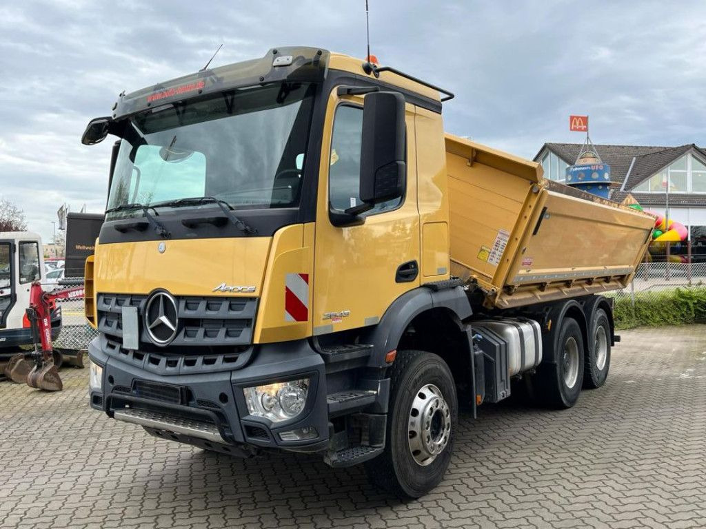 Mercedes-Benz Arocs 2643 K 6x4 3-Achs Kipper Blatt/Blatt, AP A - قلابات: صور 1 Mercedes-Benz Arocs 2643 K 6x4 3-Achs Kipper Blatt/Blatt, AP A - قلابات: صور 1