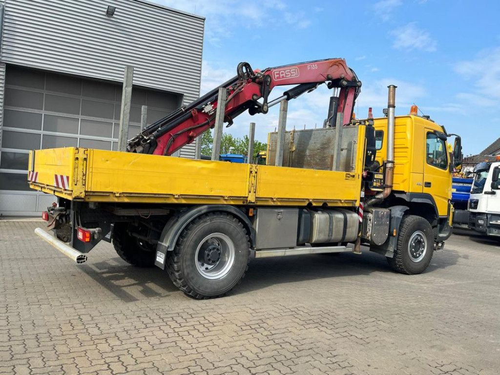 Volvo FM 330 4x4 Pritsche Kran Singelreifen Funkfernbe - شاحنات مسطحة, شاحنة كرين: صور 4 Volvo FM 330 4x4 Pritsche Kran Singelreifen Funkfernbe - شاحنات مسطحة, شاحنة كرين: صور 4