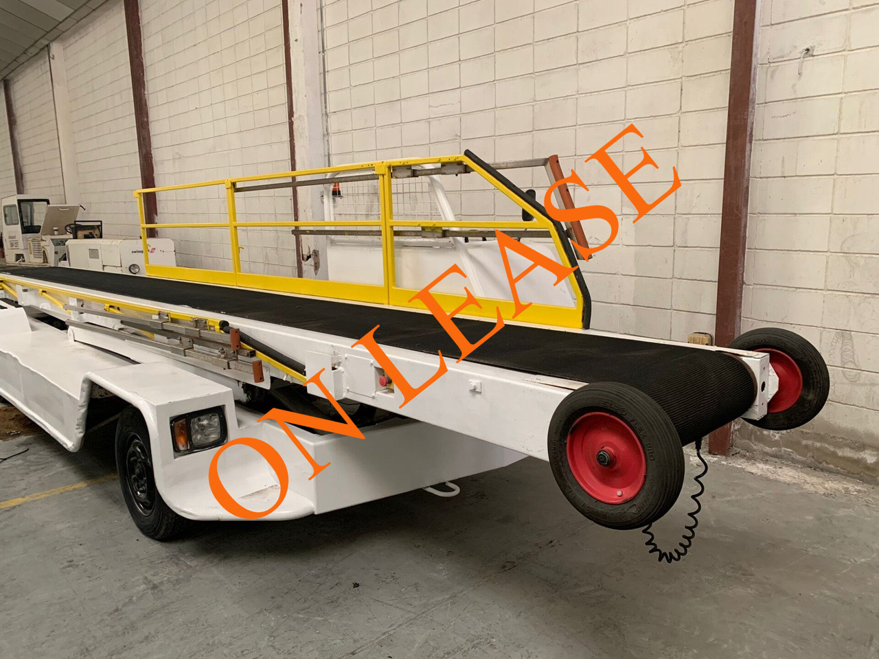 Belt Loader AMSS BL800 - محمل الحزام: صور 1 Belt Loader AMSS BL800 - محمل الحزام: صور 1