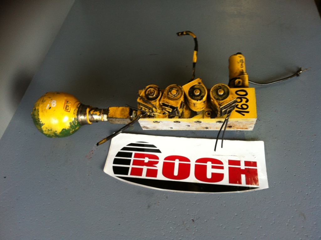 KOMATSU BLOK STEROWNICZY + HYDROAKUMULATOR 95671621 7-1 05 + CEWKI 31635 28VDC - صمام هيدروليكي - حفارة على عجلات: صور 1 KOMATSU BLOK STEROWNICZY + HYDROAKUMULATOR 95671621 7-1 05 + CEWKI 31635 28VDC - صمام هيدروليكي - حفارة على عجلات: صور 1