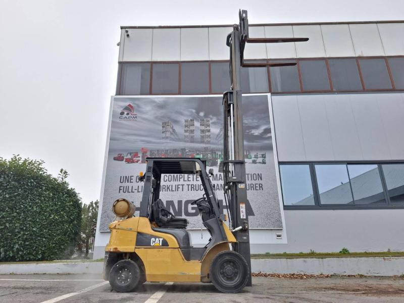 رافعة شوكية تعمل بالغاز Caterpillar GP25N: صور 10