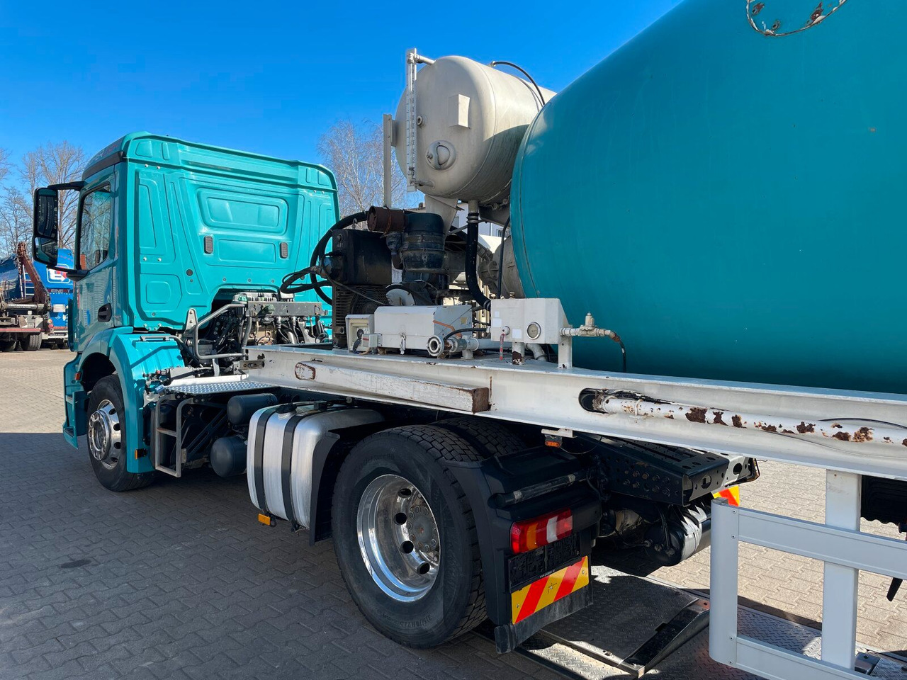 Mercedes-Benz Antos 2136 4x2 SZM Retarder Kipphyd. *Betonaufl. - شاحنة جرار: صور 4 Mercedes-Benz Antos 2136 4x2 SZM Retarder Kipphyd. *Betonaufl. - شاحنة جرار: صور 4