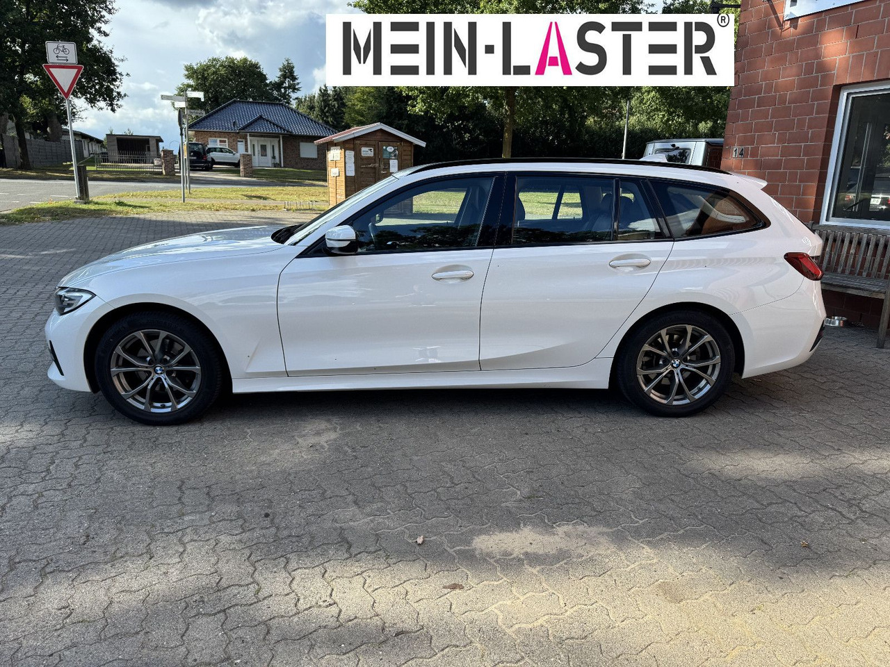 BMW 320 d xDrive touring Sport Line shadow AHK - سيارة ستيشن: صور 4 BMW 320 d xDrive touring Sport Line shadow AHK - سيارة ستيشن: صور 4