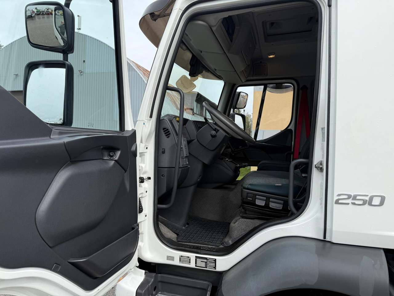 VOLVO FL250 - بصندوق مغلق شاحنة: صور 4 VOLVO FL250 - بصندوق مغلق شاحنة: صور 4