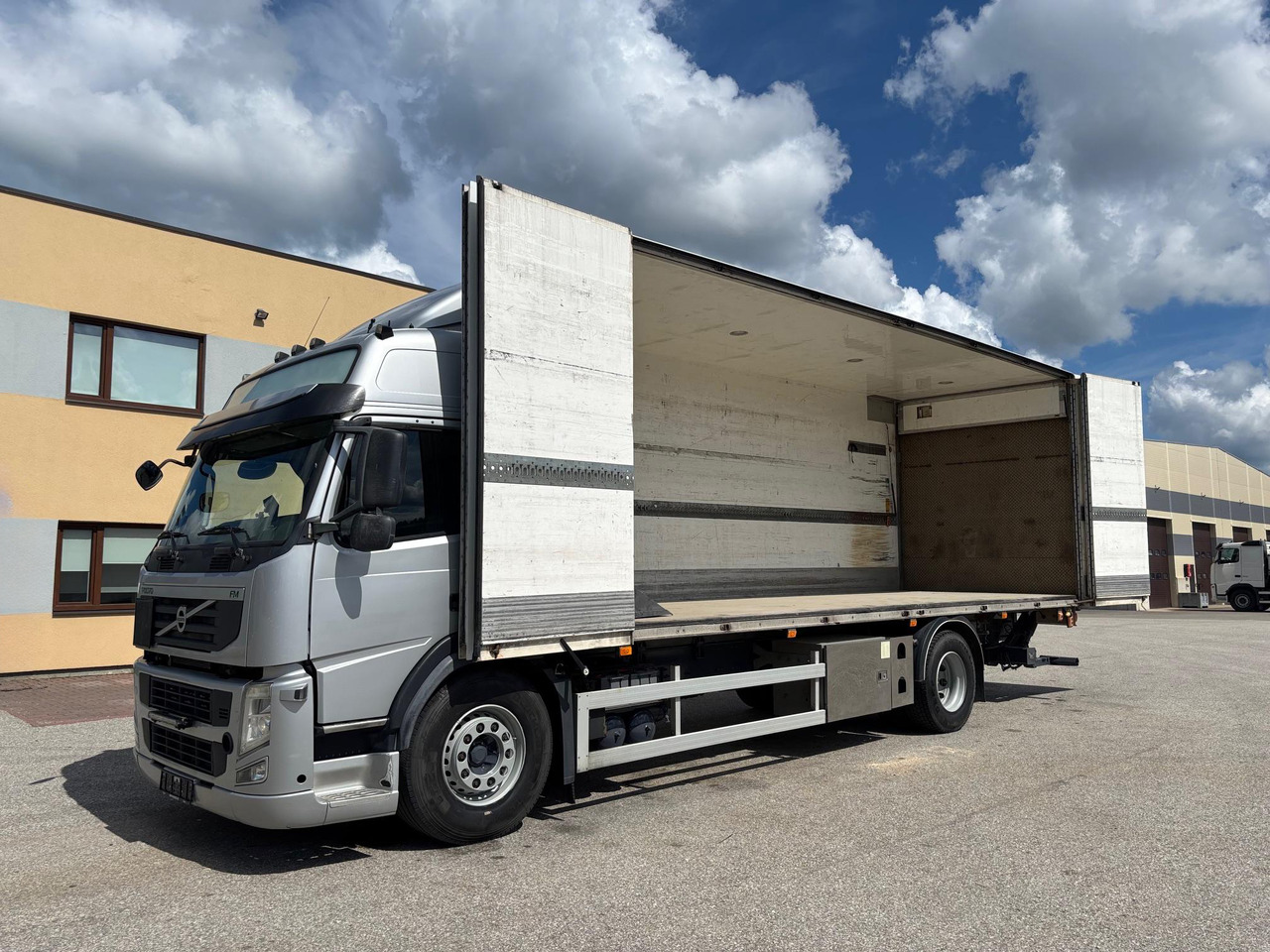 VOLVO FM330 - بصندوق مغلق شاحنة: صور 4 VOLVO FM330 - بصندوق مغلق شاحنة: صور 4