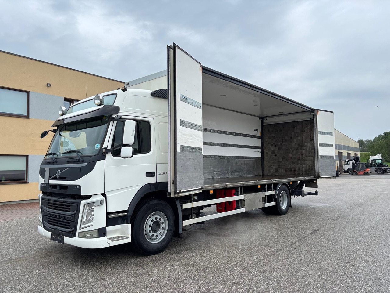VOLVO FM330 - بصندوق مغلق شاحنة: صور 4 VOLVO FM330 - بصندوق مغلق شاحنة: صور 4