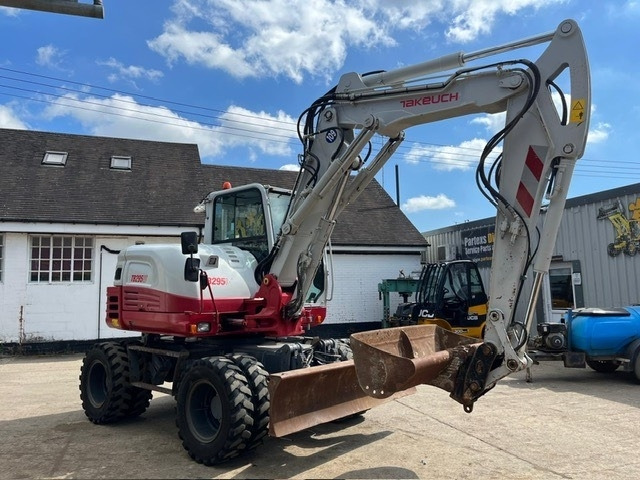 Takeuchi TB295W - حفارة على عجلات: صور 2 Takeuchi TB295W - حفارة على عجلات: صور 2