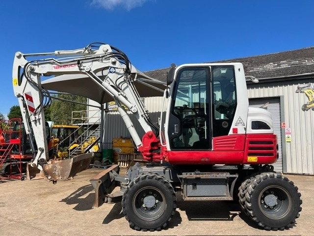 Takeuchi TB295W - حفارة على عجلات: صور 5 Takeuchi TB295W - حفارة على عجلات: صور 5