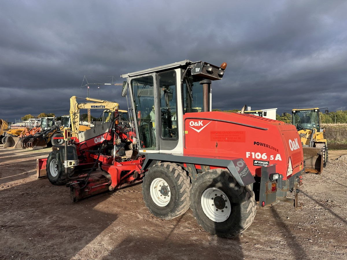 NEW HOLLAND F 106.5 - 6x6 Laser Topcon- Klima Cummins 6 Zyl. - آلة تسوية الأرض: صور 5 NEW HOLLAND F 106.5 - 6x6 Laser Topcon- Klima Cummins 6 Zyl. - آلة تسوية الأرض: صور 5