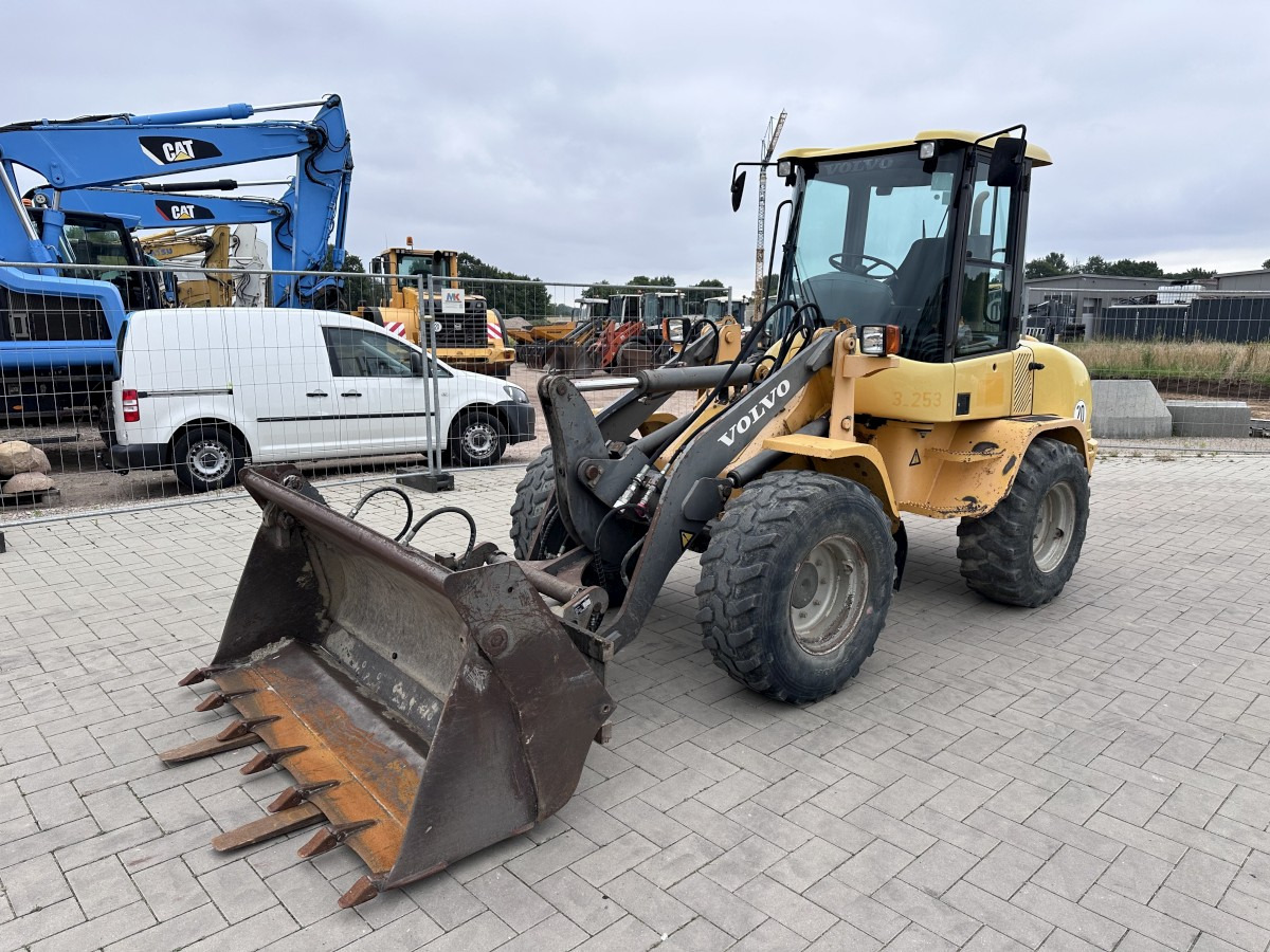 VOLVO L 30 B PRO 3er Kreis Klappschaufel+Palettengabel - اللودر بعجل: صور 3 VOLVO L 30 B PRO 3er Kreis Klappschaufel+Palettengabel - اللودر بعجل: صور 3