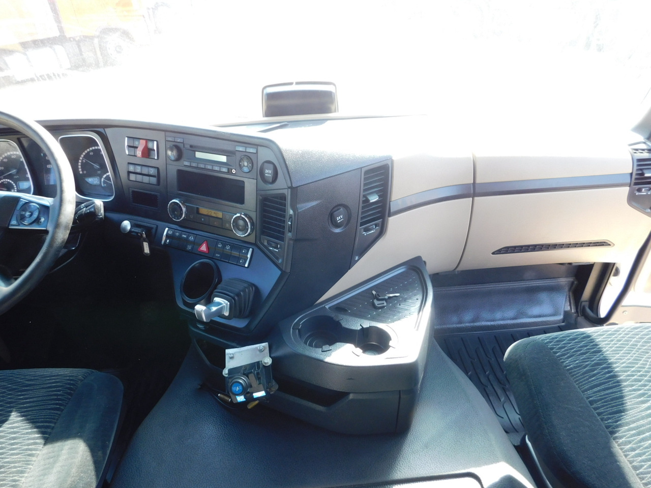 شاحنة جرار Mercedes Actros 1840: صور 7 شاحنة جرار Mercedes Actros 1840: صور 7