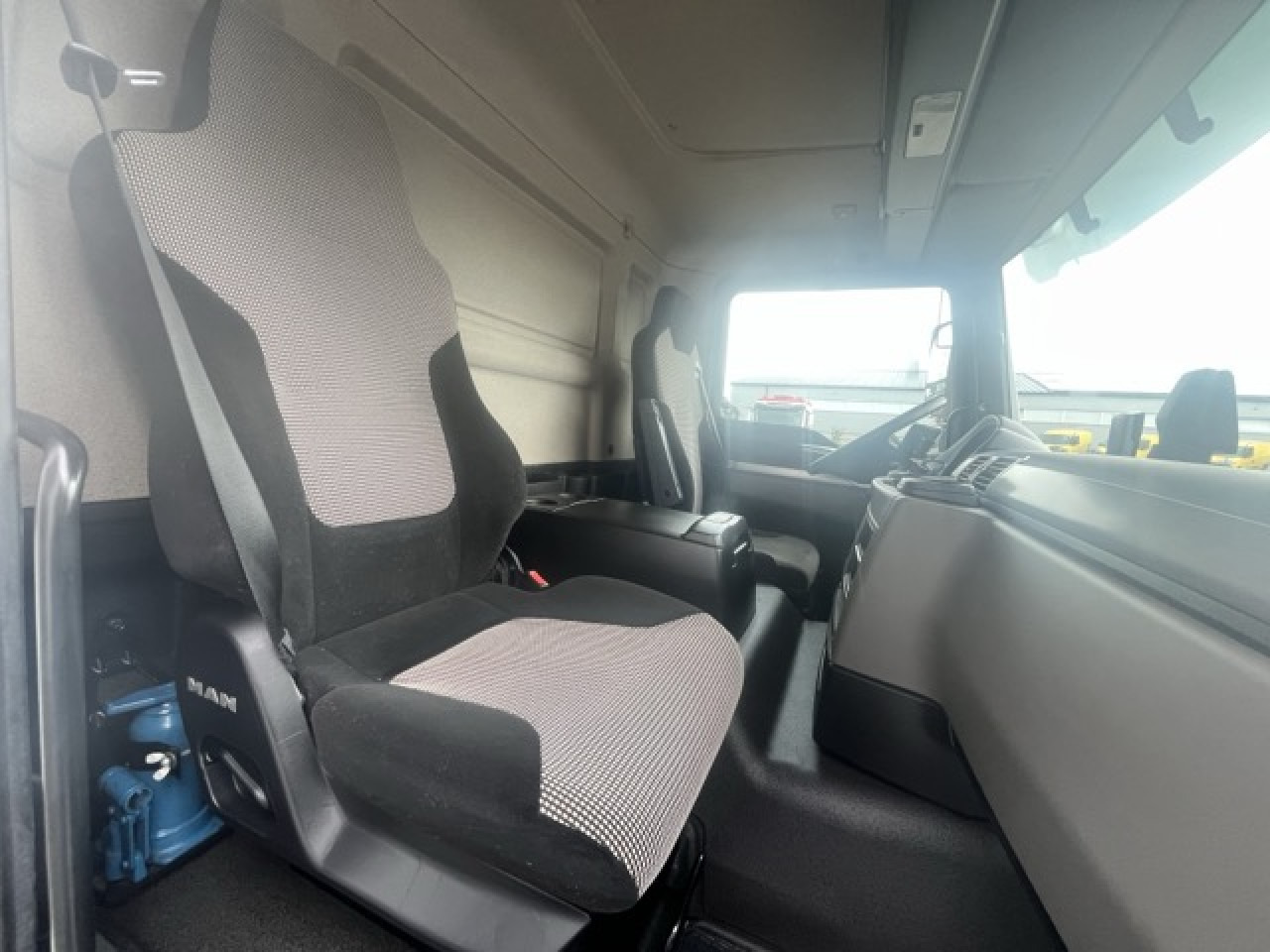 MAN TGM 15.290 4x2 LL Tiefkühler ATP 08.2028 Euro6 - الشاحنات الصغيرة المبردة: صور 4 MAN TGM 15.290 4x2 LL Tiefkühler ATP 08.2028 Euro6 - الشاحنات الصغيرة المبردة: صور 4