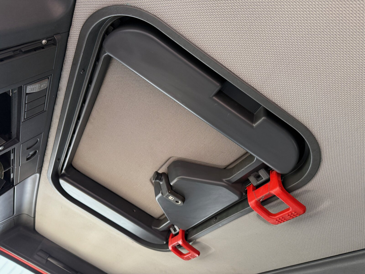 شاحنة ذات الخطاف, شاحنة كرين EuroTech 240E38 6x2-4 EuroTech 240E38 6x2-4, Lift-/Lenkachse, Seilwinde, Kran Hiab 100: صور 7