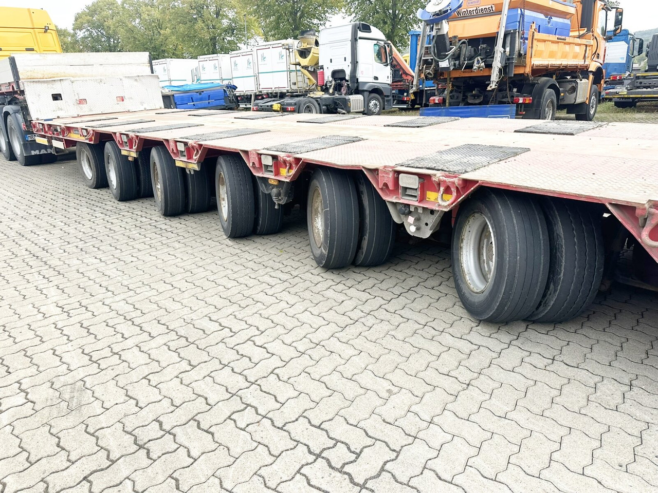 عربة مسطحة منخفضة نصف مقطورة لنقل المعدات الثقيلة Goldhofer STZ L 6-67/80 A STZ-L 6-67/80 A, 6 Achsen, 86.000kg Ges.-Gew.: صور 9 عربة مسطحة منخفضة نصف مقطورة لنقل المعدات الثقيلة Goldhofer STZ L 6-67/80 A STZ-L 6-67/80 A, 6 Achsen, 86.000kg Ges.-Gew.: صور 9