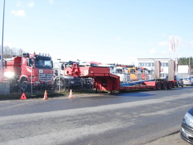 Goldhofer STZ -TL3-32/80 Goldhofer STZ-TL3-32/80 Nutzlast: 35 to., 5,85 m Tiefbett - عربة مسطحة منخفضة نصف مقطورة: صور 2 Goldhofer STZ -TL3-32/80 Goldhofer STZ-TL3-32/80 Nutzlast: 35 to., 5,85 m Tiefbett - عربة مسطحة منخفضة نصف مقطورة: صور 2