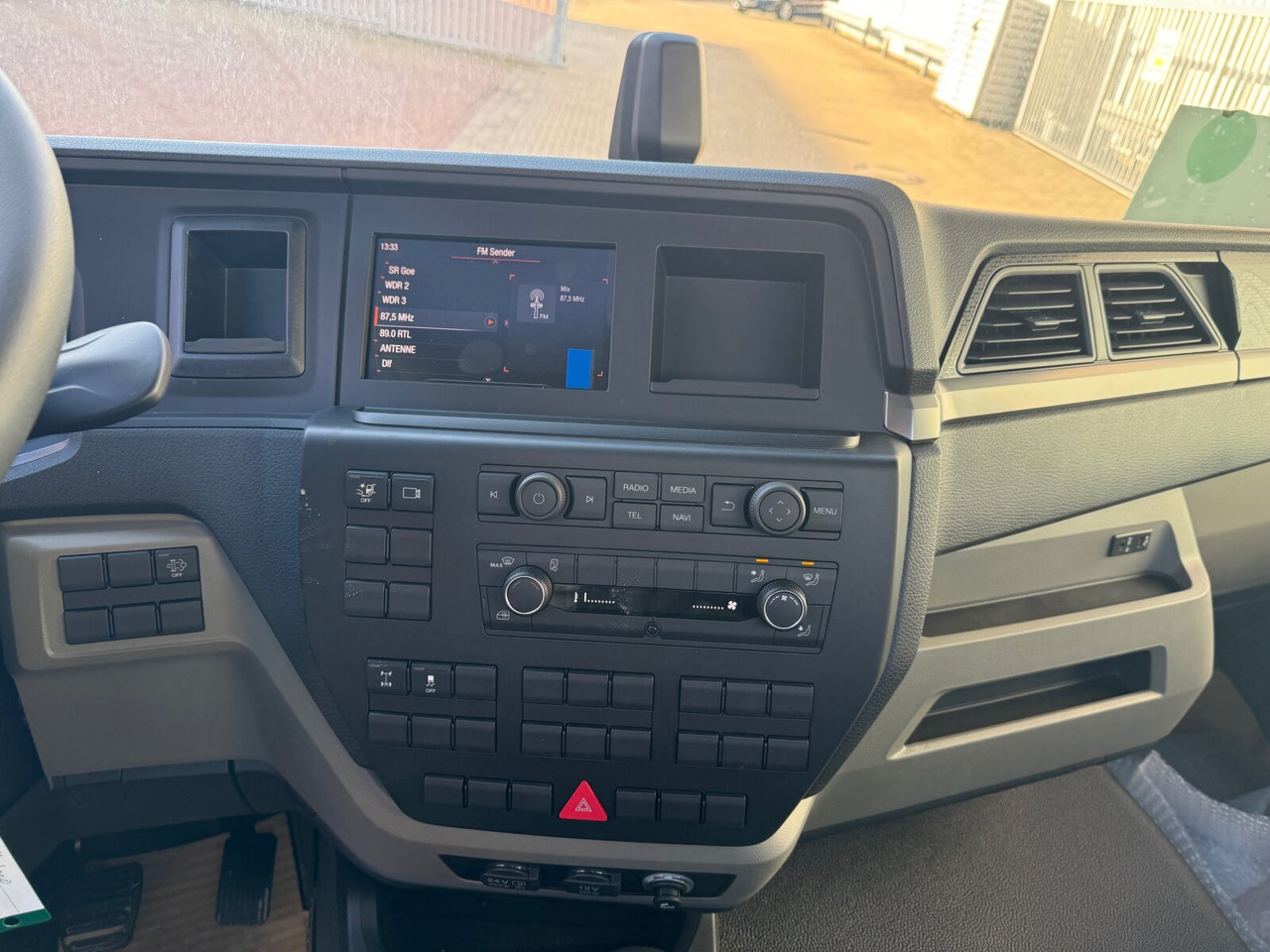 MAN TGL 8.190 4x2 BB CH TGL 8.190 4x2 BB CH, City-Abroller - شاحنة ذات الخطاف: صور 5 MAN TGL 8.190 4x2 BB CH TGL 8.190 4x2 BB CH, City-Abroller - شاحنة ذات الخطاف: صور 5