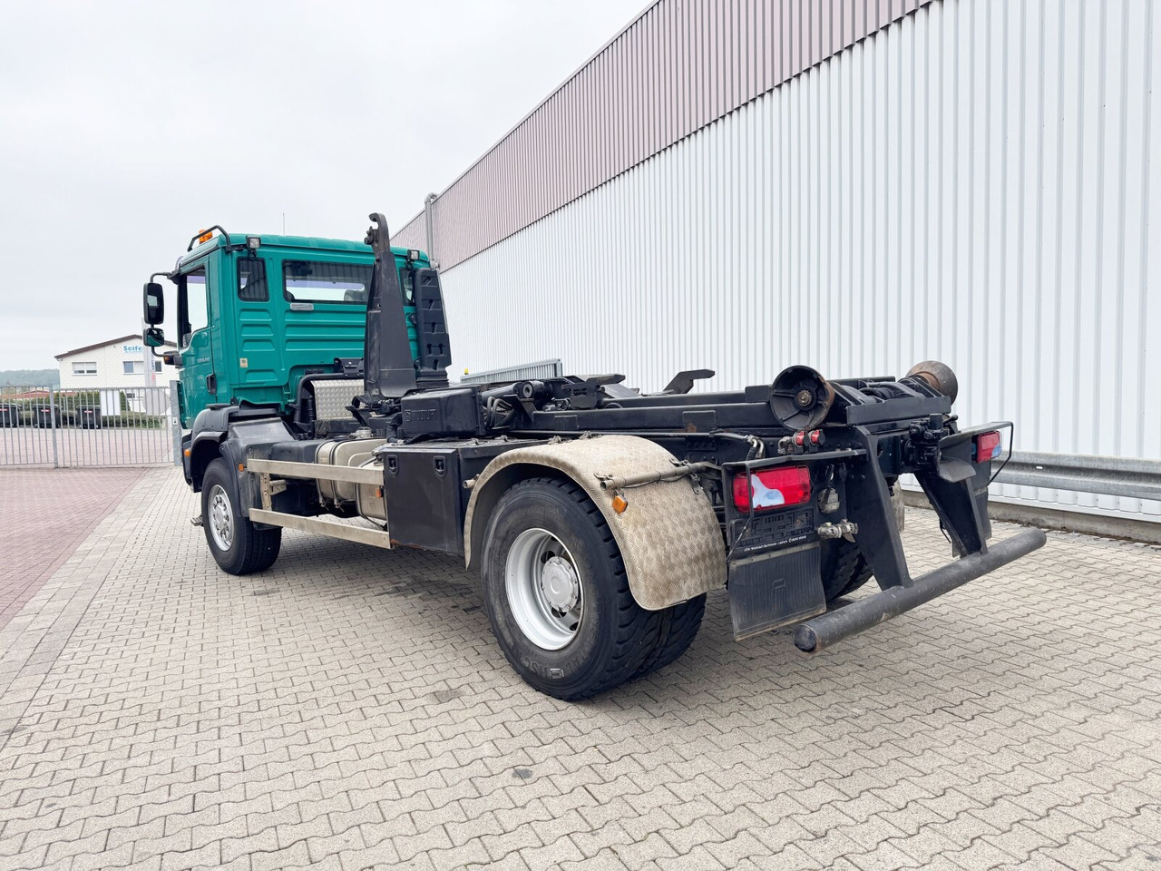 شاحنة ذات الخطاف MAN TGM 18.340 4x4 BB TGM 18.340 4x4 BB, Hiab LHT 19046 Abrollkipper, Widi Platte: صور 14