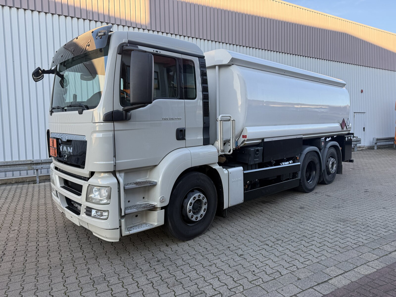 MAN TGS 26.440 6x2-4 BL TGS 26.440 6x2-4 BL, Lenk-/Liftachse, ADR, Esterer Tank ca. 20.340l, 3 Kammern - شاحنة صهريج: صور 1 MAN TGS 26.440 6x2-4 BL TGS 26.440 6x2-4 BL, Lenk-/Liftachse, ADR, Esterer Tank ca. 20.340l, 3 Kammern - شاحنة صهريج: صور 1