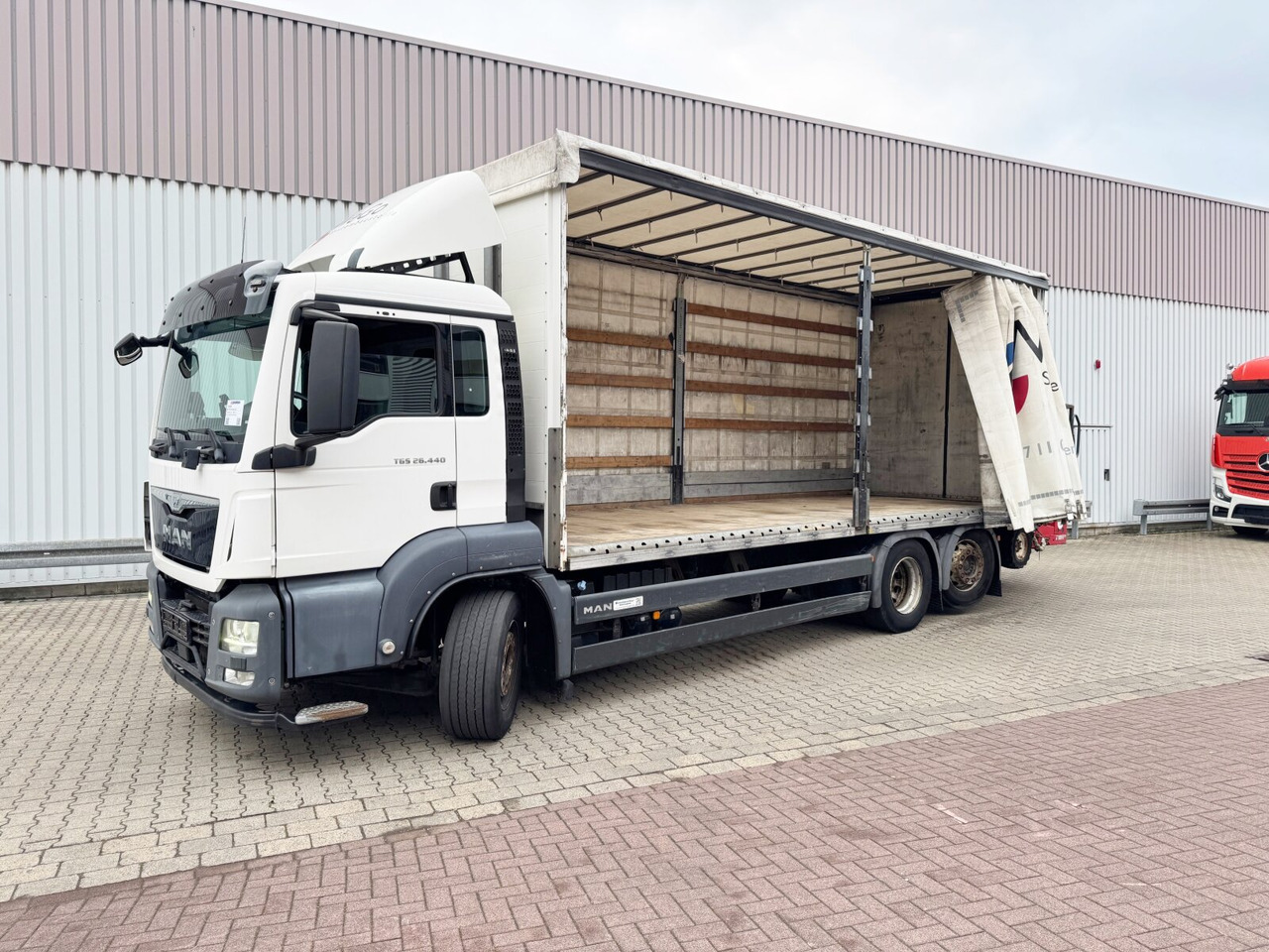 MAN TGS 26.440 6x2-4 LL TGS 26.440 6x2-4 LL, Lenk-/Liftachse, Edscha, Aufnahme für Mitnahmestapler - شاحنات مسطحة: صور 1 MAN TGS 26.440 6x2-4 LL TGS 26.440 6x2-4 LL, Lenk-/Liftachse, Edscha, Aufnahme für Mitnahmestapler - شاحنات مسطحة: صور 1