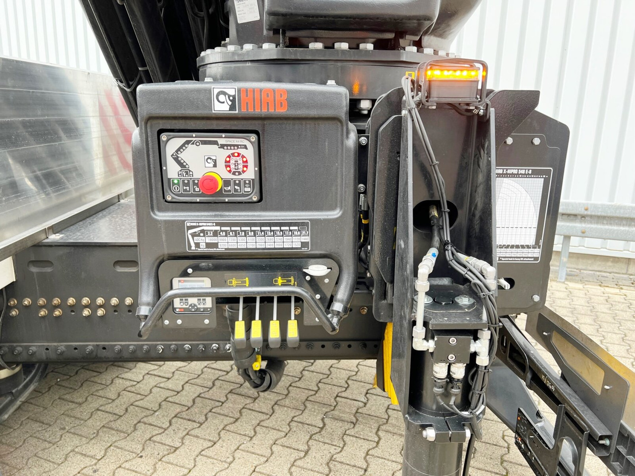 MAN TGX 26.510 6x2-4 LL CH TGX 26.510 6x2-4 LL, Kran Hiab X-HiPro 548 E-8, Lenk-/Liftachse, TwistLock 20Fuß, Funk, Retarder - شاحنة كرين, شاحنات مسطحة: صور 3 MAN TGX 26.510 6x2-4 LL CH TGX 26.510 6x2-4 LL, Kran Hiab X-HiPro 548 E-8, Lenk-/Liftachse, TwistLock 20Fuß, Funk, Retarder - شاحنة كرين, شاحنات مسطحة: صور 3