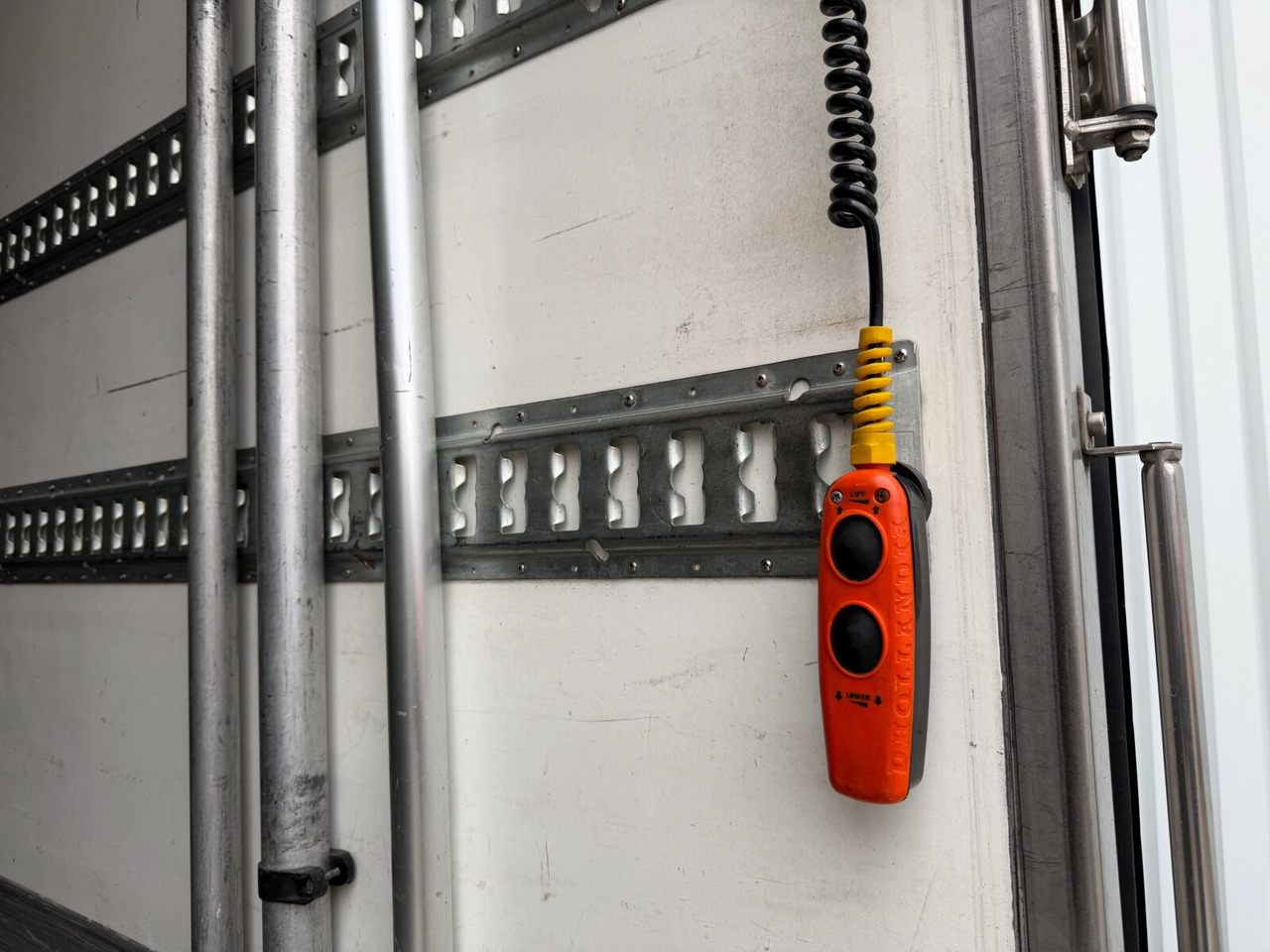 Mercedes-Benz Actros 1832 L 4x2 Actros 1832 L 4x2, Kühlkoffer, 2x Trennwand, Carrier, LBW BÄR - شاحنة: صور 2 Mercedes-Benz Actros 1832 L 4x2 Actros 1832 L 4x2, Kühlkoffer, 2x Trennwand, Carrier, LBW BÄR - شاحنة: صور 2