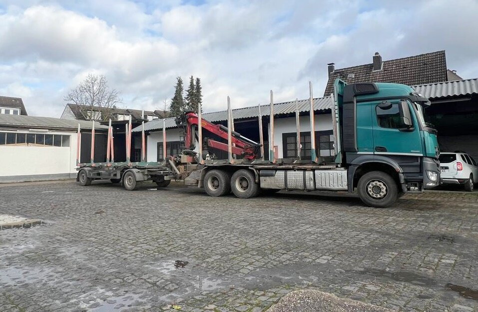 Mercedes-Benz Arocs 2651 L 6x4 Arocs 2651 L 6x4, Retarder, StreamSpace, Heckkran Epsilon M120L - شاحنة قطع الأشجار, شاحنة كرين: صور 1 Mercedes-Benz Arocs 2651 L 6x4 Arocs 2651 L 6x4, Retarder, StreamSpace, Heckkran Epsilon M120L - شاحنة قطع الأشجار, شاحنة كرين: صور 1