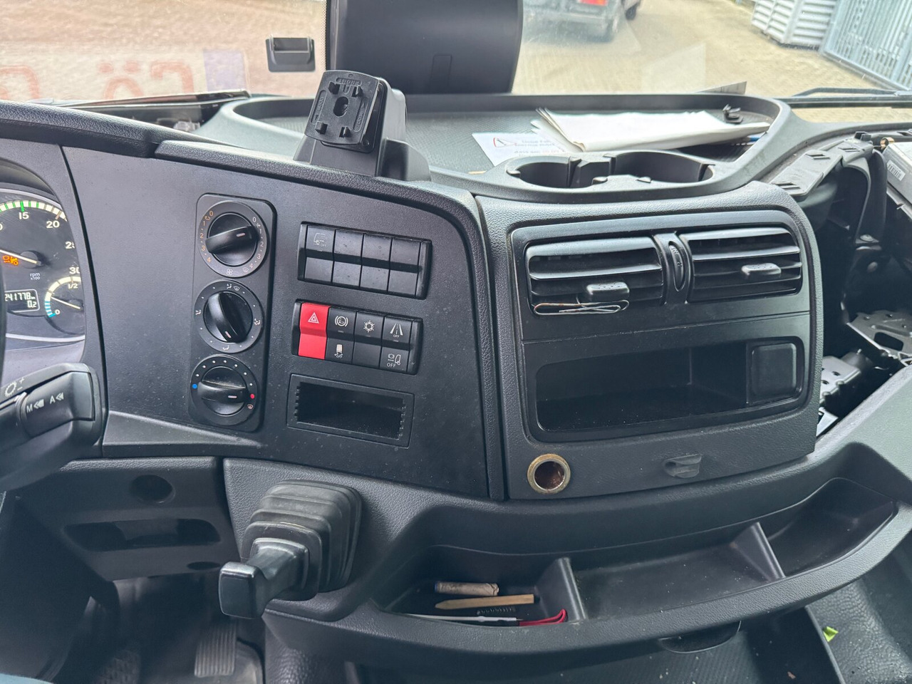 Mercedes-Benz Atego 1530 L 4x2 Atego 1530 L 4x2 mit LBW Dhollandia - شاحنات مسطحة: صور 4 Mercedes-Benz Atego 1530 L 4x2 Atego 1530 L 4x2 mit LBW Dhollandia - شاحنات مسطحة: صور 4