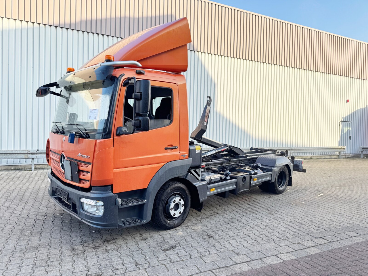 Mercedes-Benz Atego 824 L 4x2 Atego 824 L 4x2, Motorabtrieb, City-Abroller - شاحنة ذات الخطاف: صور 1 Mercedes-Benz Atego 824 L 4x2 Atego 824 L 4x2, Motorabtrieb, City-Abroller - شاحنة ذات الخطاف: صور 1