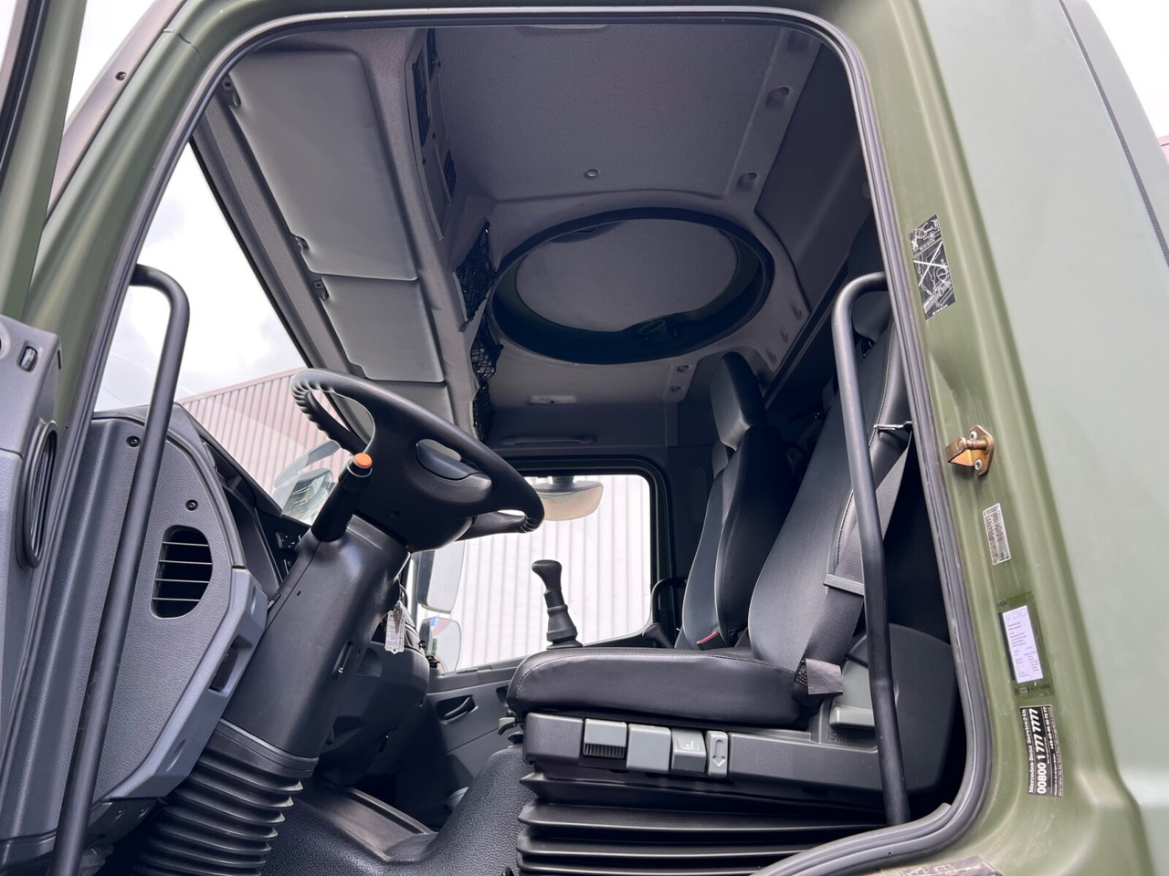 Interior photo 1: شاحنات مسطحة Mercedes-Benz Axor 1829 A 4x4 Axor 1829 A 4x4