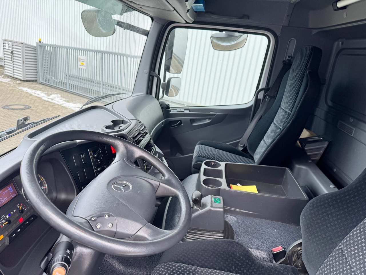Mercedes-Benz Axor 1833 L 4x2 Axor 1833 L 4x2, Getränkekoffer - بصندوق مغلق شاحنة: صور 3 Mercedes-Benz Axor 1833 L 4x2 Axor 1833 L 4x2, Getränkekoffer - بصندوق مغلق شاحنة: صور 3