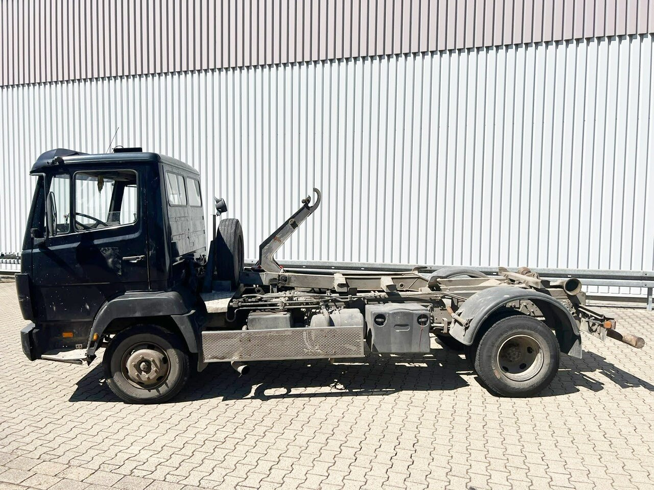 Mercedes-Benz LK 817 4x2 LK 817 4x2/37, City-Abroller, 6-Zylinder Motor - شاحنة ذات الخطاف: صور 1 Mercedes-Benz LK 817 4x2 LK 817 4x2/37, City-Abroller, 6-Zylinder Motor - شاحنة ذات الخطاف: صور 1