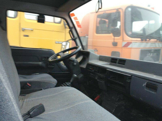 Interior photo 1: شاحنات قابلة للفك شاحنة Mitsubishi Canter 4x2