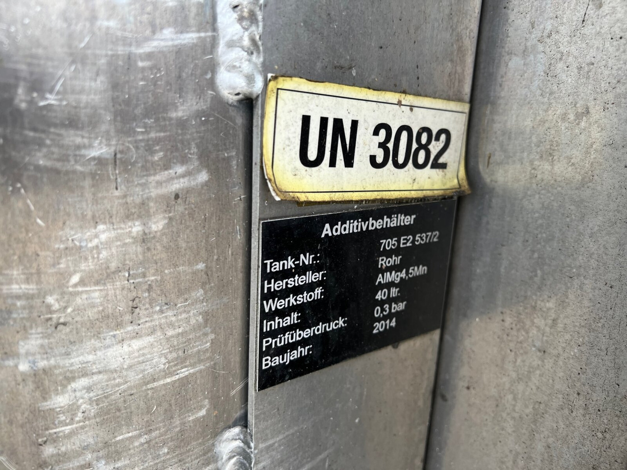 R450 4x2 R450 4x2, Retarder, ADR, Rohr Tank, ca. 14400l - شاحنة صهريج: صور 2 R450 4x2 R450 4x2, Retarder, ADR, Rohr Tank, ca. 14400l - شاحنة صهريج: صور 2