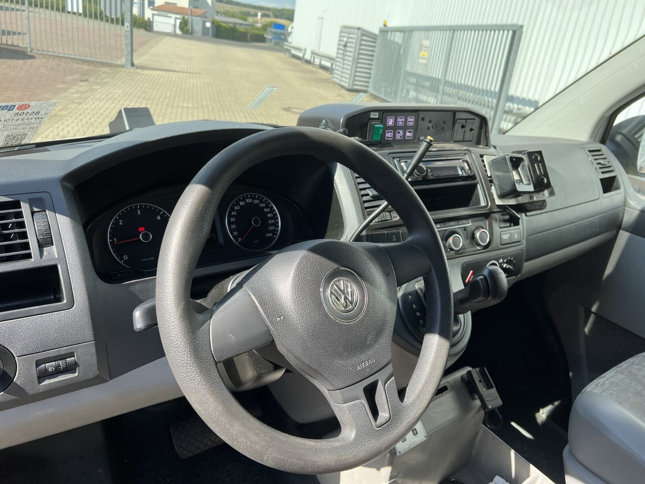 Volkswagen T5 2.0 TDI 4x2 T5 2.0 TDI 4x2, Krankenwagen - سيارة إسعاف: صور 4 Volkswagen T5 2.0 TDI 4x2 T5 2.0 TDI 4x2, Krankenwagen - سيارة إسعاف: صور 4