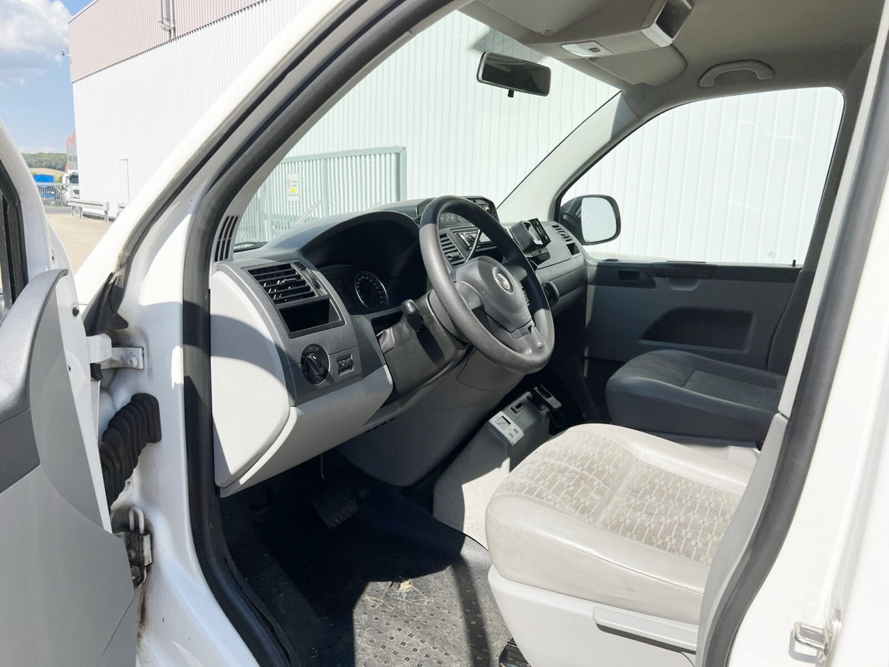 Volkswagen T5 2.0 TDI 4x2 T5 2.0 TDI 4x2, Krankenwagen - سيارة إسعاف: صور 3 Volkswagen T5 2.0 TDI 4x2 T5 2.0 TDI 4x2, Krankenwagen - سيارة إسعاف: صور 3